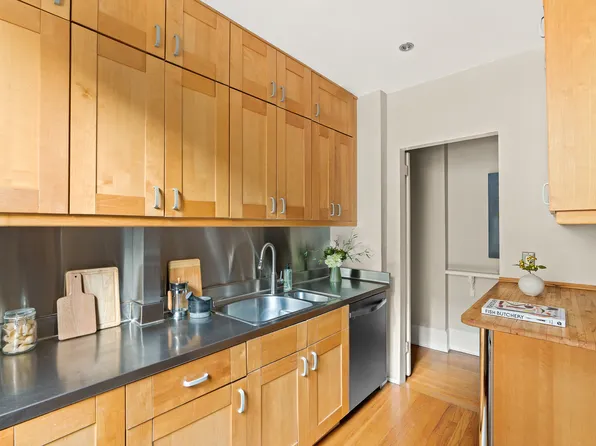 212 East 48th Street image 8 of 14