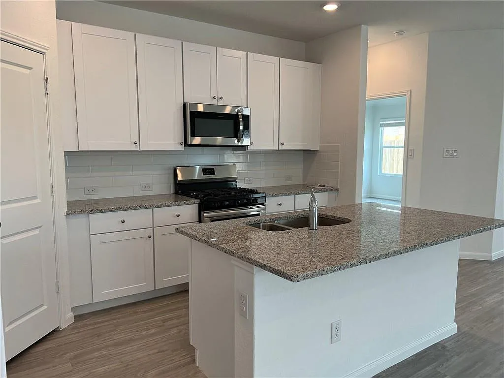 4 bed, 3.0 bath, 1910 sqft, $1,899 — Photo 2