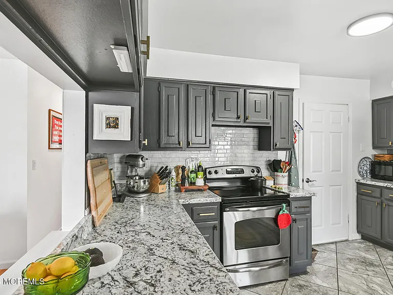 12 Bayview Ave — Photo 9
