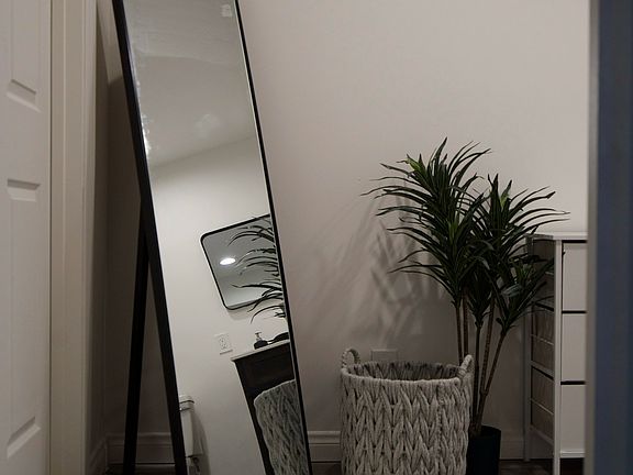 4th image of 1090 Chateau Dr