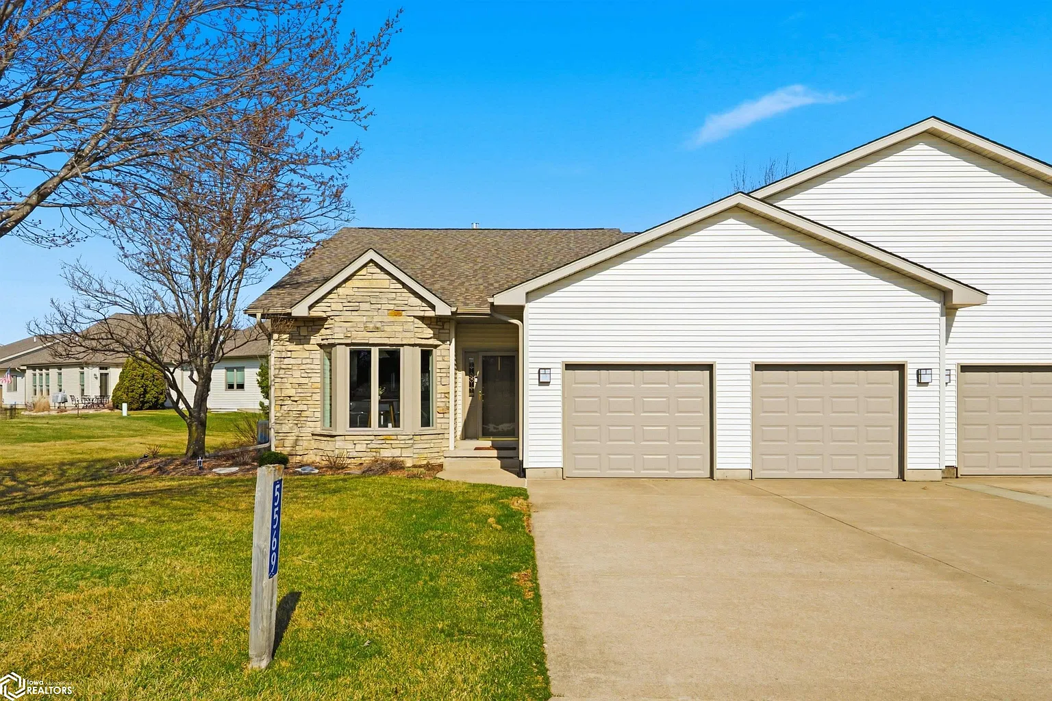 5569 Oak Hills Dr photo 1