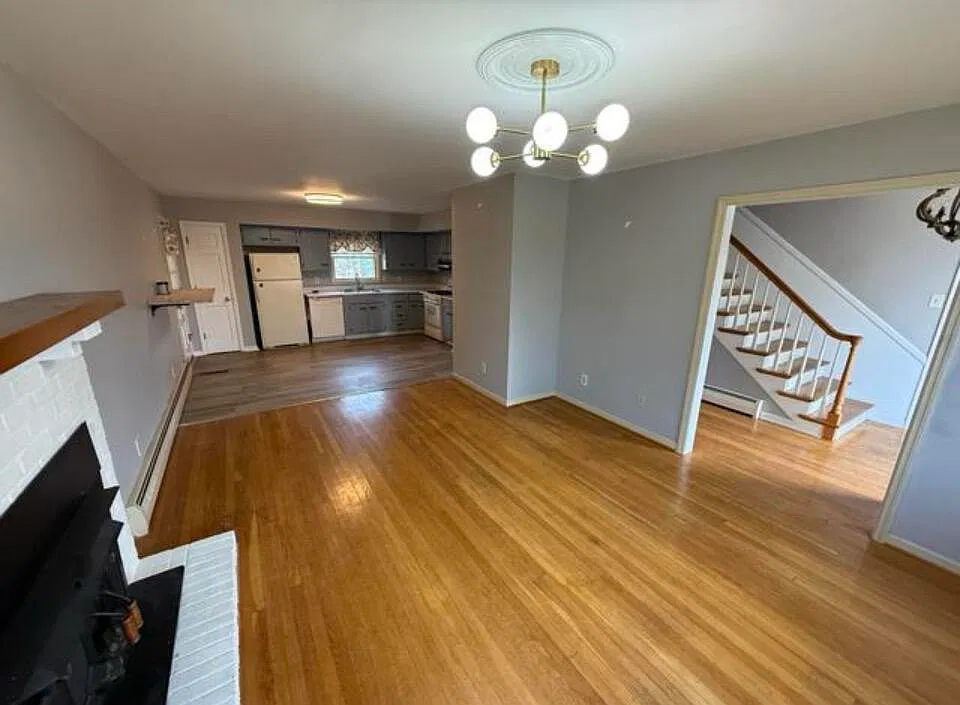4 bed, 2.5 bath, 2520 sqft, $2,350 — Photo 3