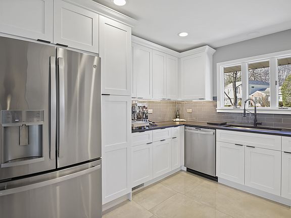 4th image of 682 Hill St