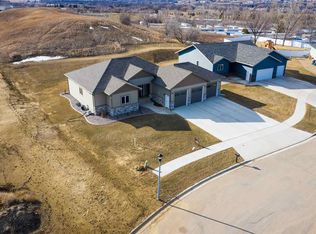 1805 Aspen Cir SW, Minot, ND 58701