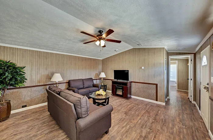 1205 W Circle Dr — Photo 2