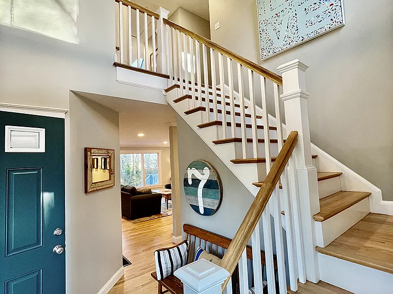 Front entry/hall