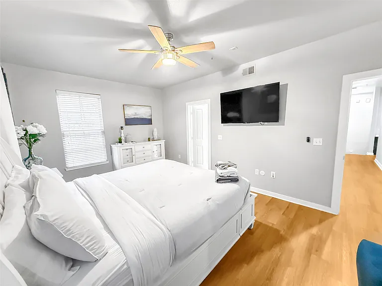 2216 Chenevert St #4 — Photo 17