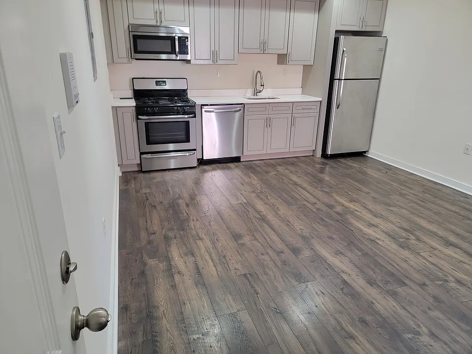 532 Rodman St #202