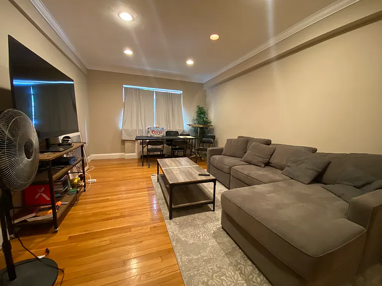 93 Strathmore Rd — Photo 4