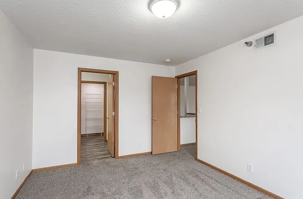 Crown Pointe Apartments — Photo 4