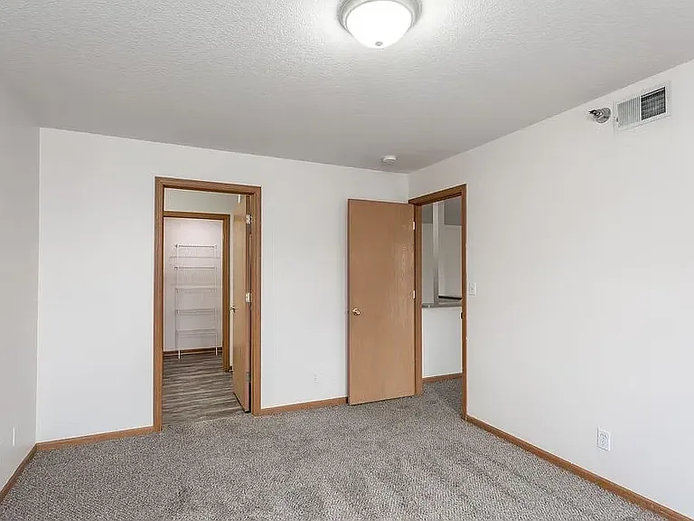 Crown Pointe Apartments — Photo 4