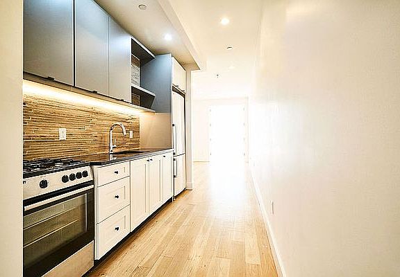 3rd image of 87 Montrose Ave #2B