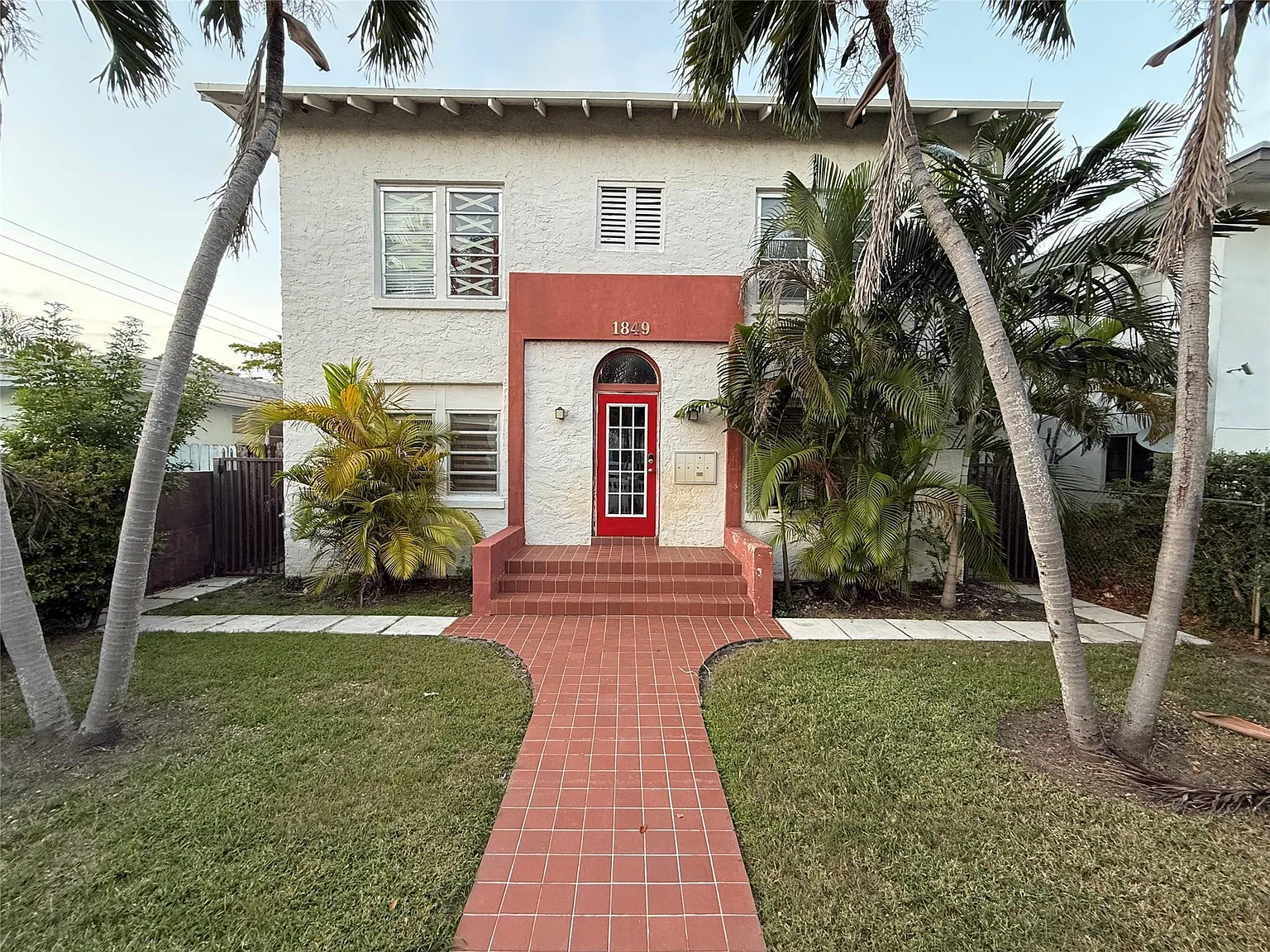 2 bed, 1.0 bath, 800 sqft, $1,900 — Photo 1