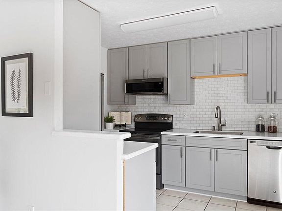 5th image of 2721 Wesley Dr