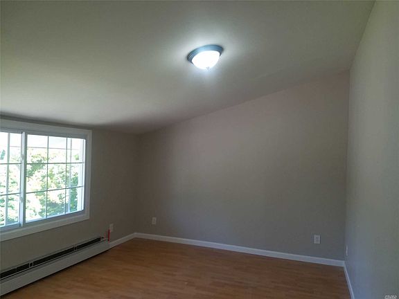 5th image of 50 Scotchpine Dr