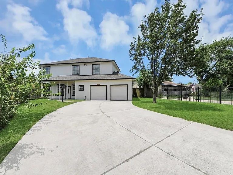 10535 Emnora Ln — Photo 2