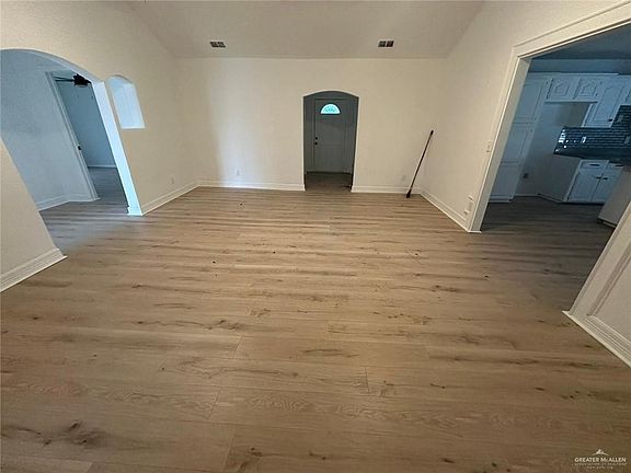 4th image of 500 E 4th St