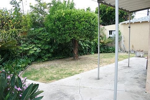 3rd image of 944 E 118th St