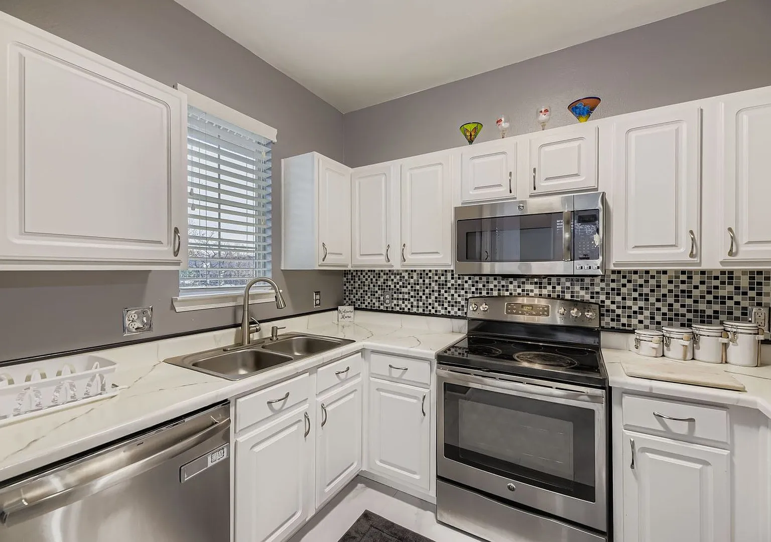 Beautiful 2-bedroom Condo in highly desirable Falling Water! Pool-Fitness Center $1,000 off 1st m... — Photo 2