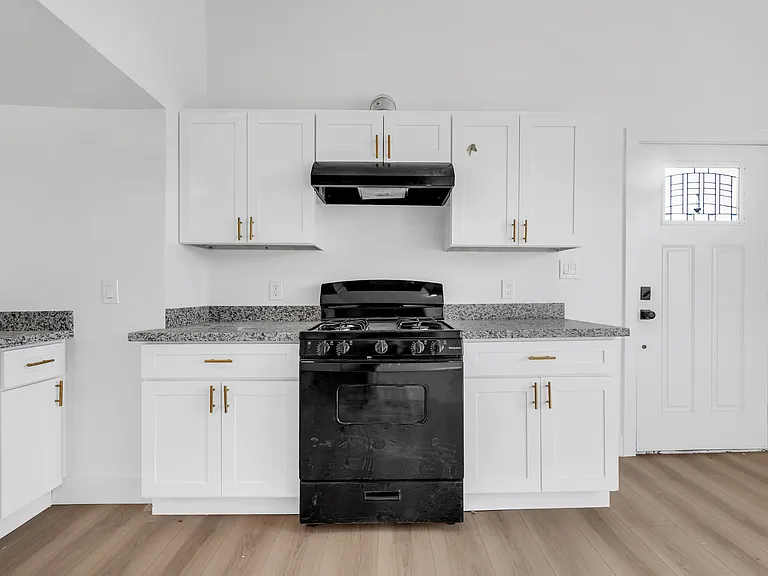 950 W 7th St #3 — Photo 1