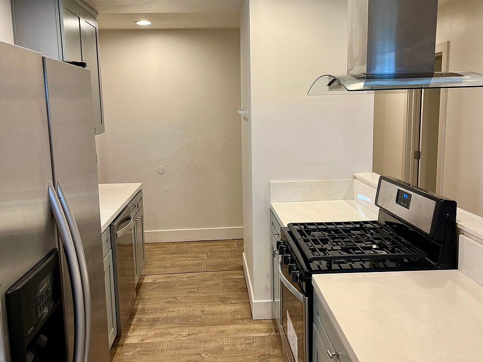 2nd image of 923 Sacramento Ave Room 3