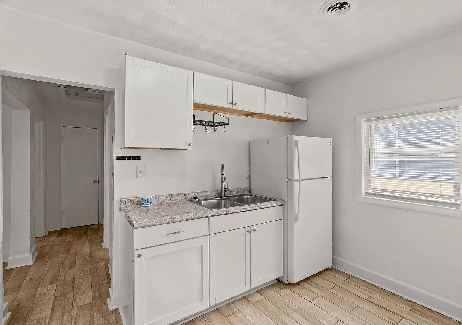 Charming 2-Bedroom Duplex in Norvella Heights — Photo 4