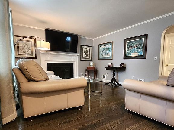 5th image of 35 Bourne Ave E