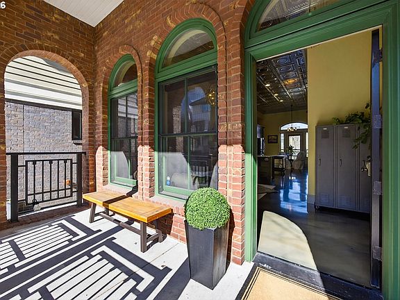 4th image of 121 SW Gibbs St