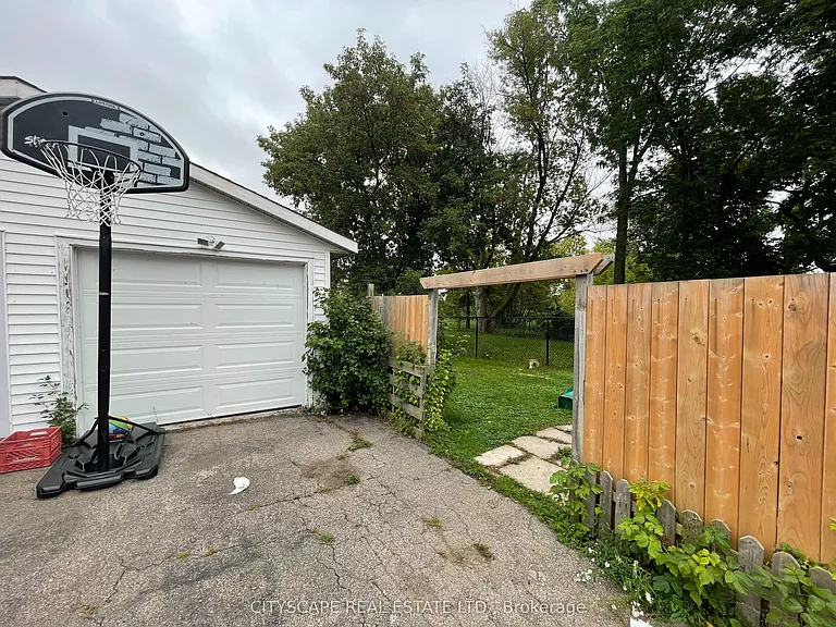 594 Bunting Rd — Photo 11