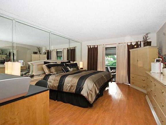 3rd image of 308 Fairway Cir