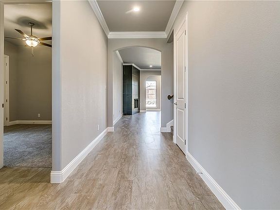 4th image of 401 Blue Star Ct