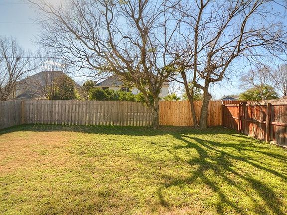 4th image of 423 Meadow Park Dr