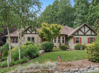 300 Pinnacle Peak Ln, Flat Rock, NC 28731