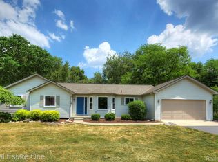 11175 Lake Forest Dr, Pinckney, MI