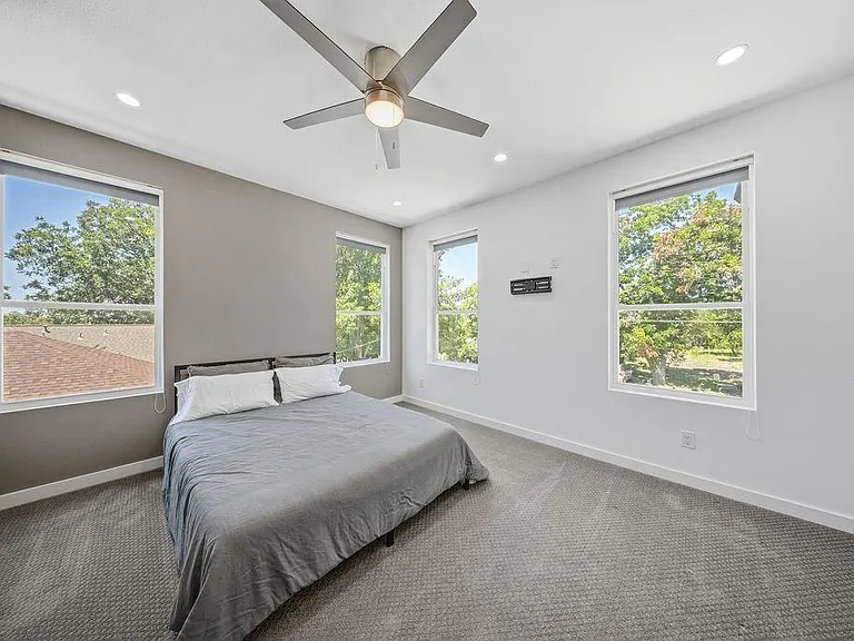 2722 Hondo Ave — Photo 10