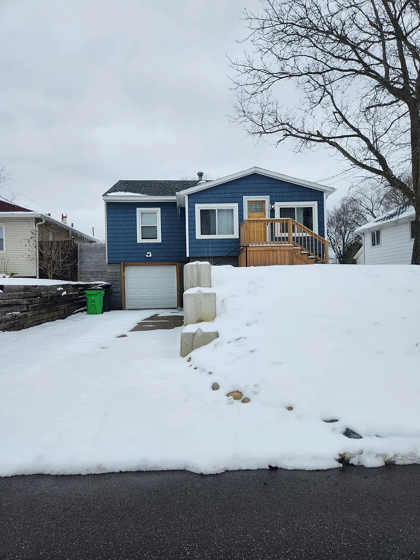 667 E Huston St photo 1