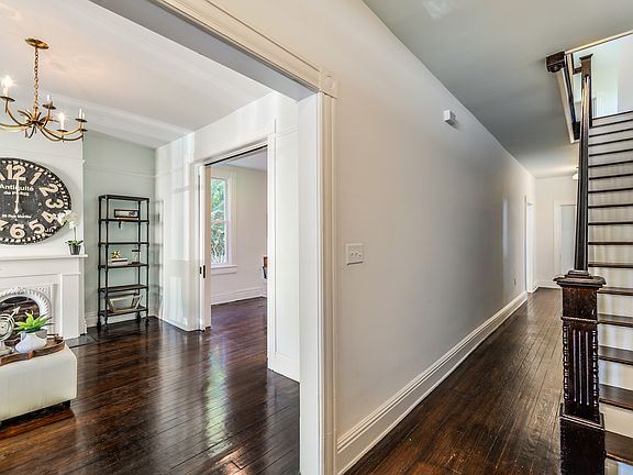 4th image of 601 S Laurel St