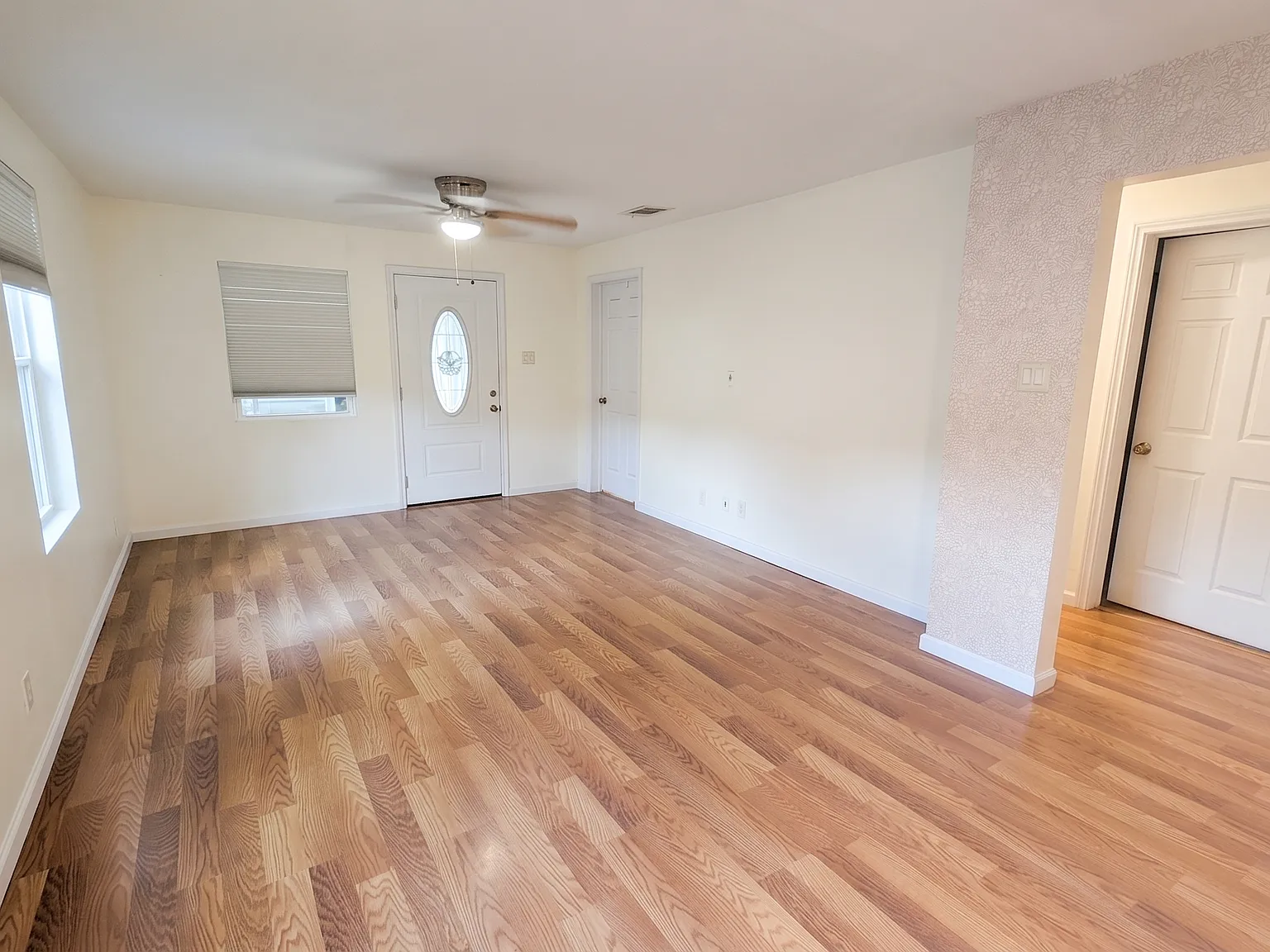 3 bed, 1002 sqft, $1,600 — Photo 2