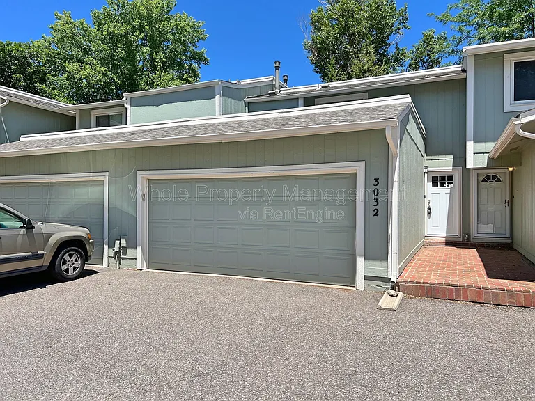 3032 S Macon Cir — Photo 2