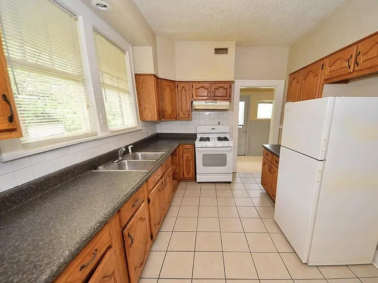 900 N Willett St — Photo 2