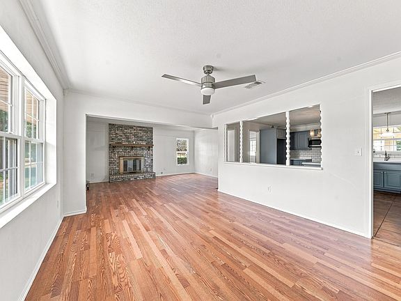 3rd image of 902 Lazenby