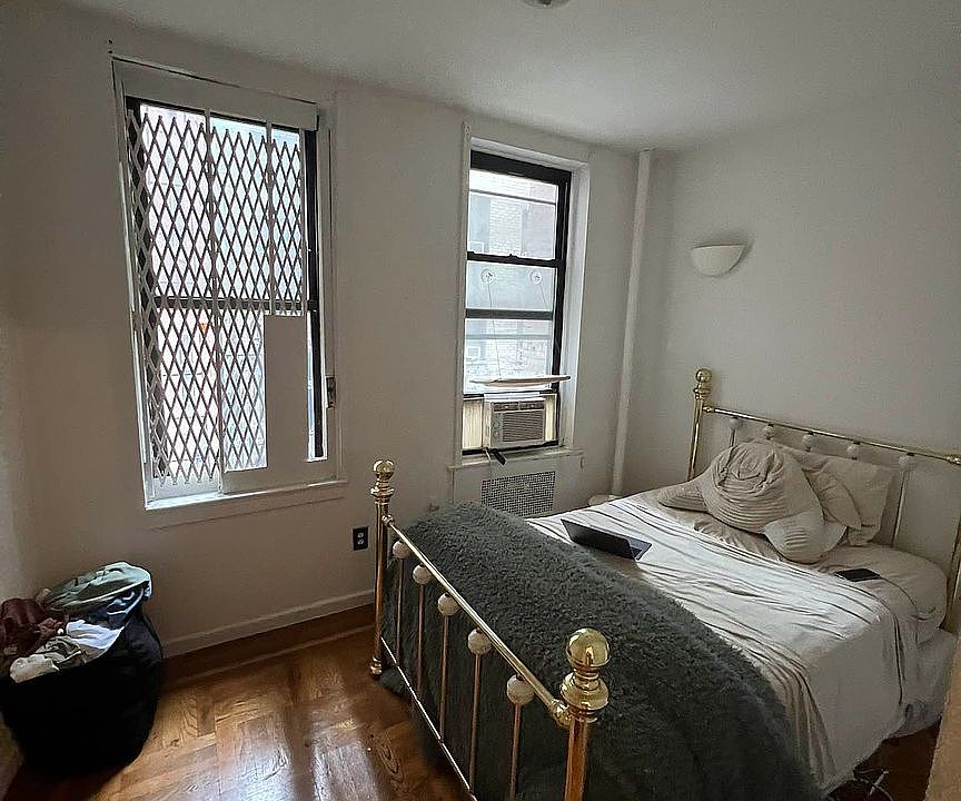 2nd image of 304 1/2 East St #4-38