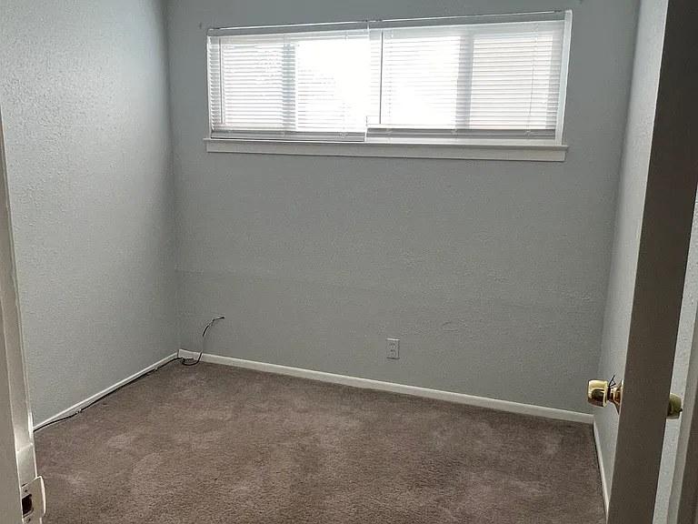 2129 Winafred St — Photo 5