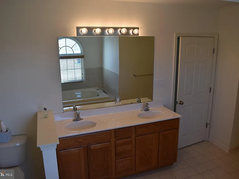 72 Chelsea Ct — Photo 2