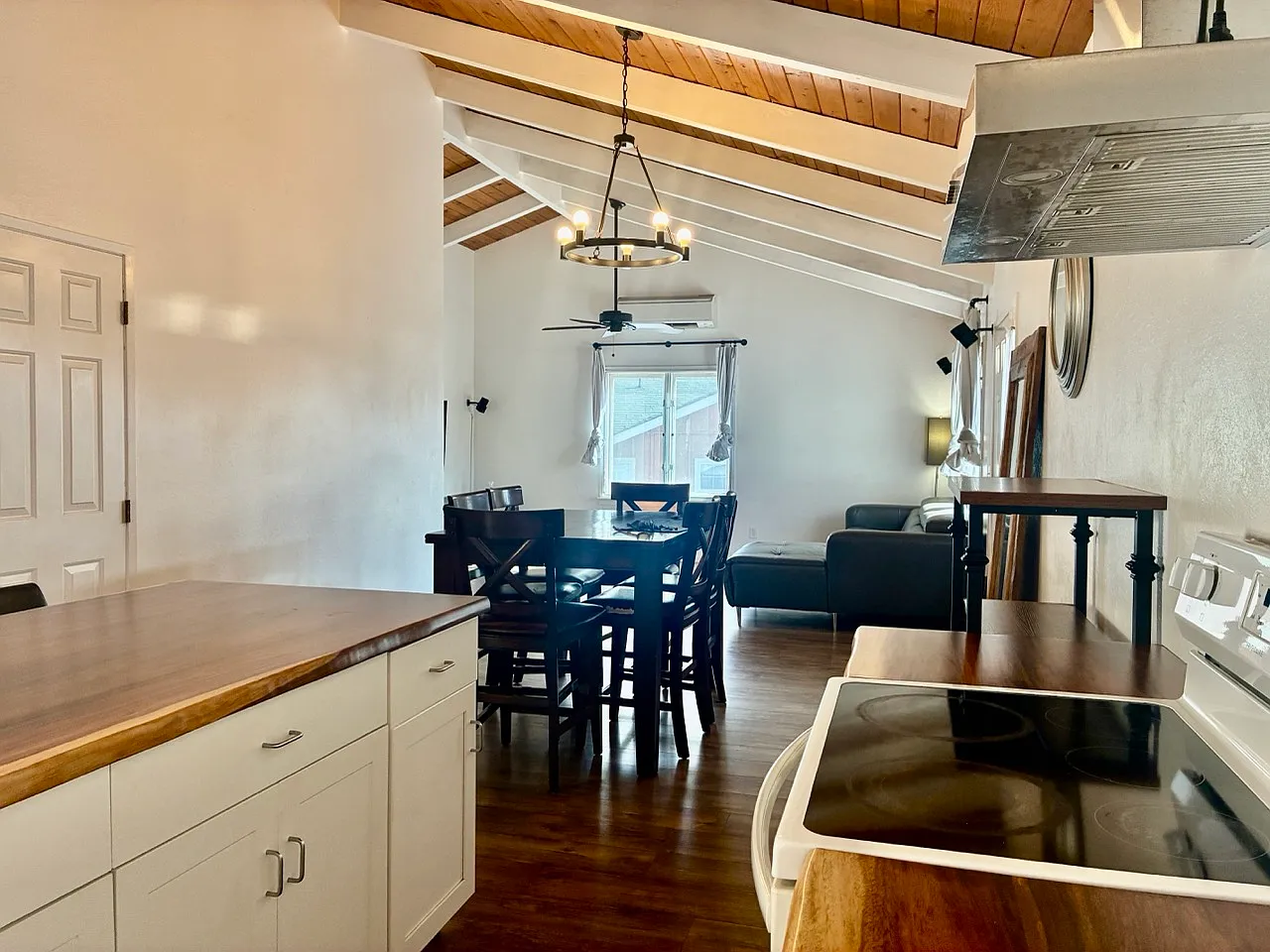 3 bed, 1376 sqft, $3,900 — Photo 2