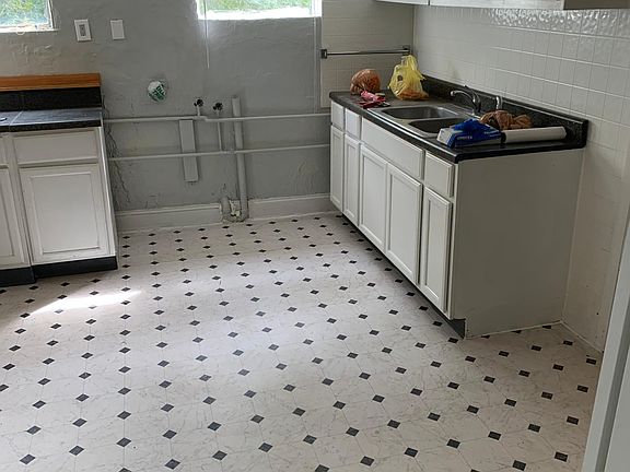 2nd image of 300 Richmond Ave #2