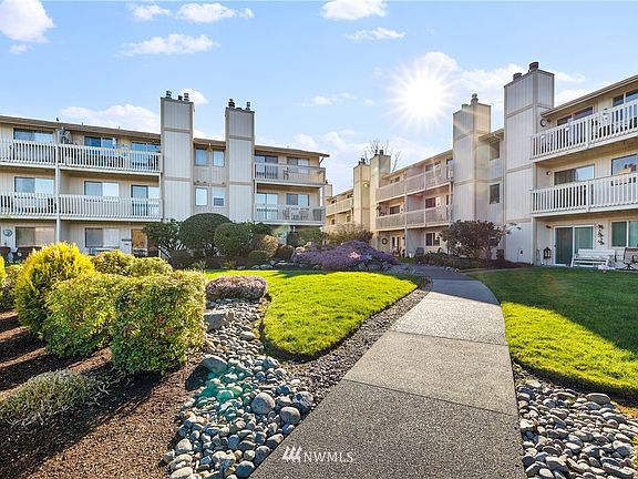 Well maintained complex.  This is the common area between buildings 'A' and 'B'.