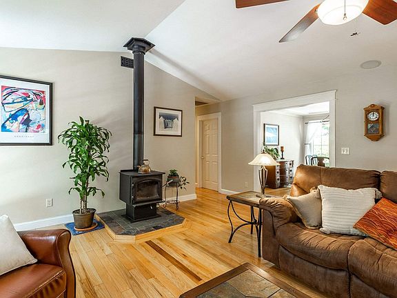 5th image of 20200 Brown Ct