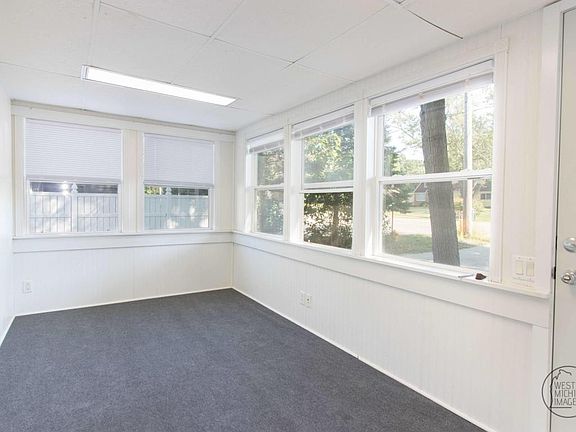3rd image of 623 W Lakewood Blvd