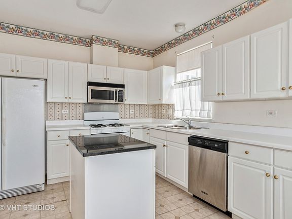 4th image of 572 E Thornhill Ln